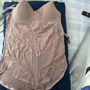 Elegant Lace Bustier in Pink